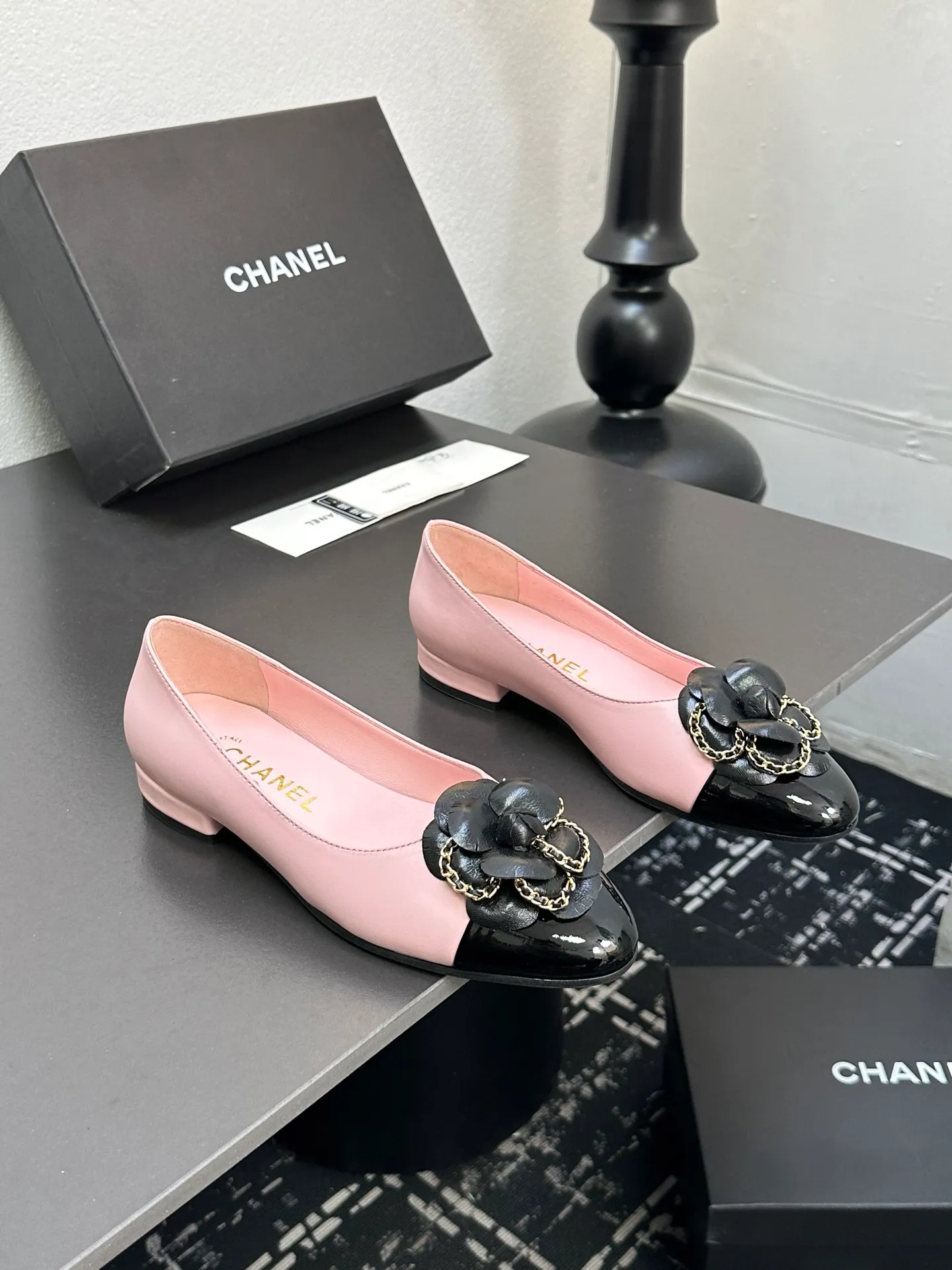 👟👟Ex-factory price 600👟👟 CHANEL｜Chanel Chanel 25C early spring new product Camellia series flat shoes This season’s Camellia series is really beautiful😍 Grandma Xiang’s family has always had the elegant and ladylike temperament, full of high-end sense! It’s very nice on the feet~ Whether worn barefoot or paired with skirts or trousers, it’s very versatile! Incomparably beautiful! Extraordinarily fairy 🧚 Overwhelmingly girly‼ ️ The upper is made of imported lambskin, the lining is made of mixed sheepskin, and the Italian A-grade leather outsole Size: 35-39 (40/41 customized)